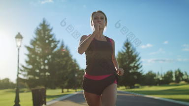 女人跑步者运行慢运动体育运动女人运行公园路